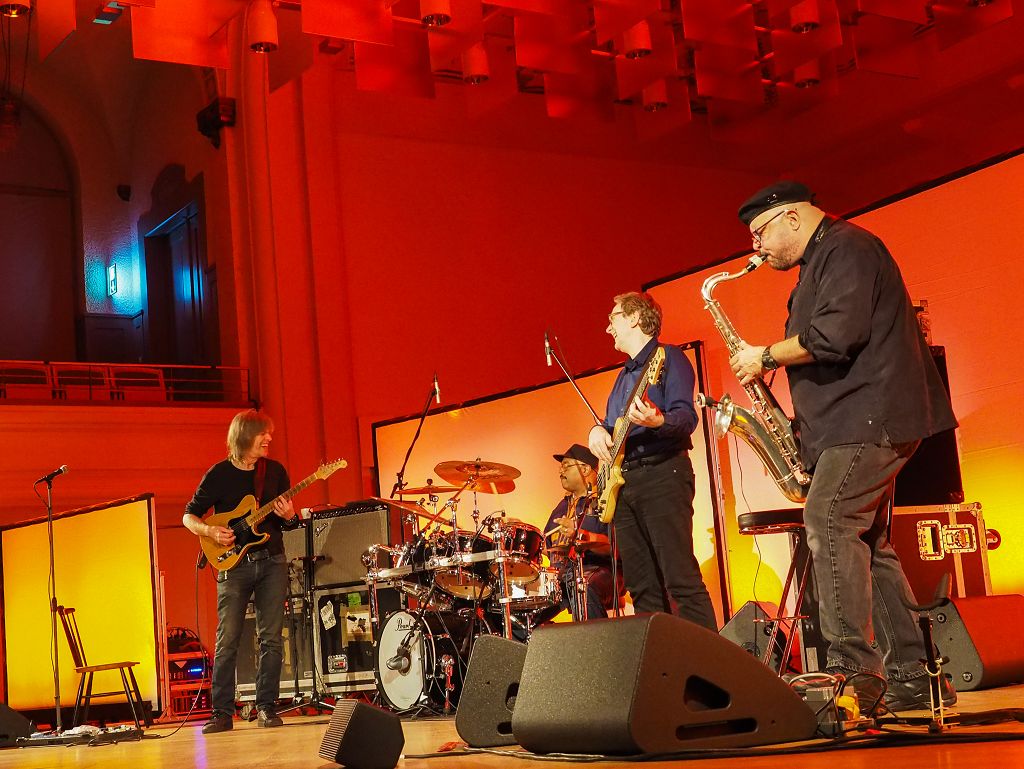 Mike Stern Band feat. Dennis Chambers, Bob Franceschini & Tom Kennedy @ Tonhalle St.Gallen 2015 © Peter Hummel, report h+h